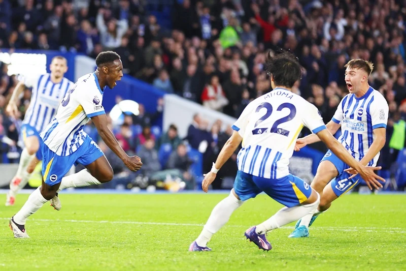 Brighton ngược dòng trong hiệp 2 để thắng 3-2 trước Tottenham.